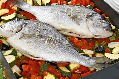 Courgettes et tomates sautées à l'ail et au persil