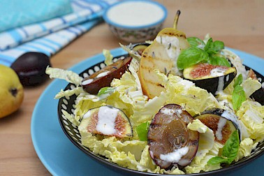 Salade de pastèque grillée aux tomates, aux oignons, à l'estragon et au cottage cheese