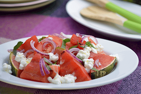 Salade de pastèque grillée aux tomates, aux oignons, à l'estragon et au cottage cheese