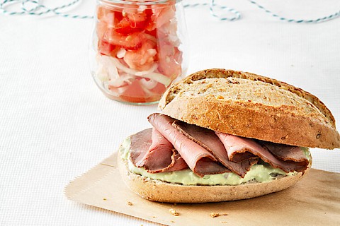 Pains au rosbif et salade de tomates