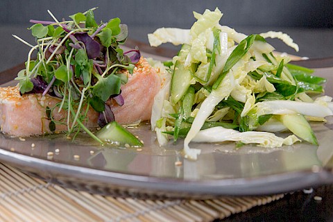 Saumon à l’étouffée et salade concombre-chou chinois