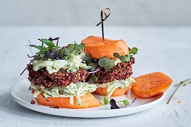 Magrets de poularde au maïs, coleslaw rouge et purée de chou-fleur safranée